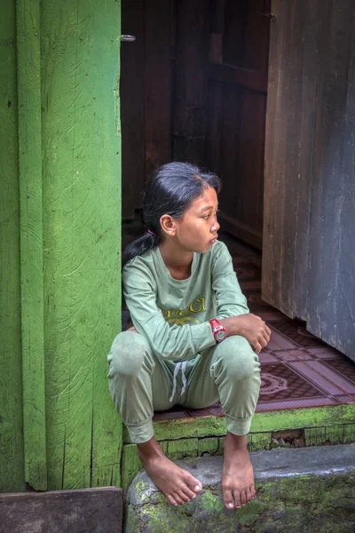 カンボジア シアヌークビル 2019年2月25日 シアヌークビル漁村で自宅の玄関先のそばで誰かを待っている真剣な表情の少女のシーン — ストック写真