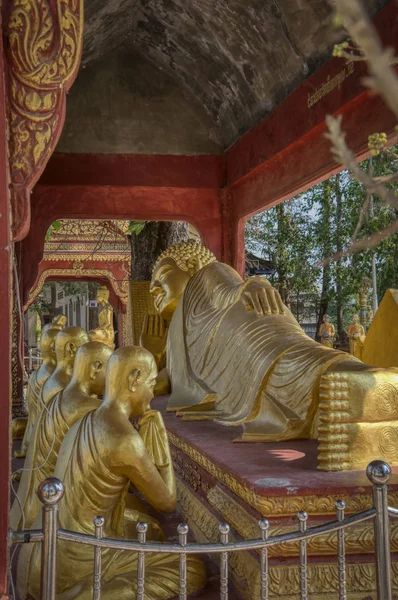 柬埔寨西哈努克城 2019年2月27日 在克罗姆寺被信徒雕像包围的佛像 — 图库照片