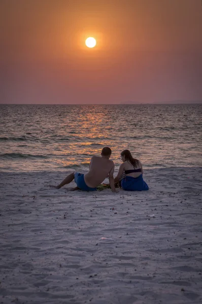 Sihanoukville Cambodia February 2019 Couple Enjoying Evening Viewing Beautiful Sunset — Stock Photo, Image