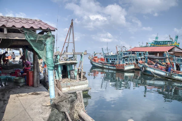 シアヌークビル カンボジア 2019年2月27日 シアヌークビル漁村で海に出ていないときにドックのそばに港の漁船のシーン — ストック写真