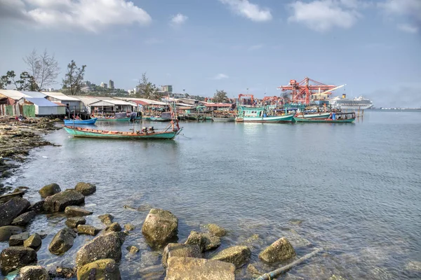カンボジア シアヌークビル 2019年2月25日 シアヌークビル漁村の港に沿って見つける漁師の船やボートの美しい昼間の風景 — ストック写真