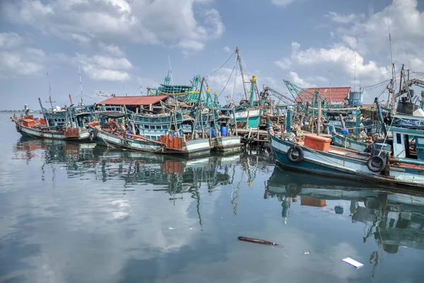 柬埔寨西哈努克城 2019年2月27日 西哈努克湾渔村不出海时在码头停泊渔船的场景 — 图库照片