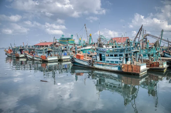 シアヌークビル カンボジア 2019年2月27日 シアヌークビル漁村で海に出ていないときにドックのそばに港の漁船のシーン — ストック写真