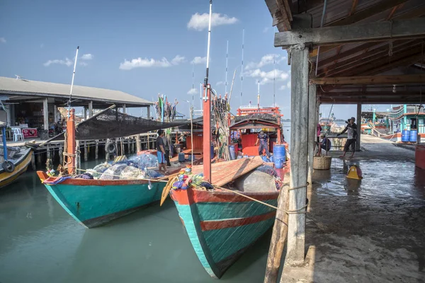 Sihanoukville Camboya Febrero 2019 Escena Barcos Pesca Puerto Por Muelle — Foto de Stock