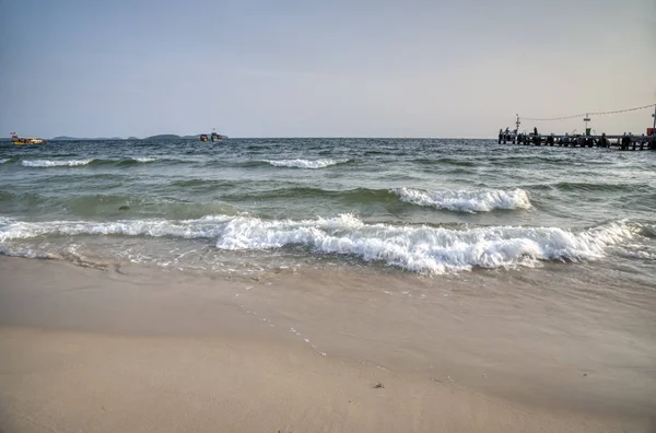 美しい砂浜の海の波 — ストック写真