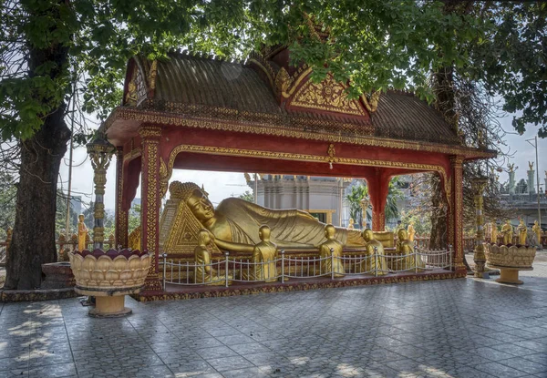 シアヌークビル カンボジア 2019年2月27日 ワット クロム寺院の信者像に囲まれた仏像 — ストック写真