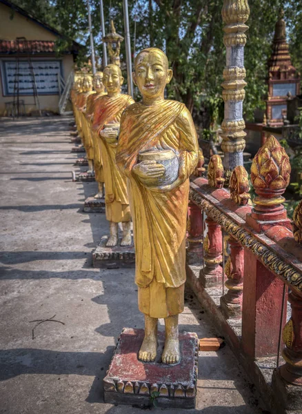 カンボジア シアヌークビル 2019年2月27日 ワット クロム寺院の周りに位置する手にボウルを持って立っている仏教徒の僧侶の列 — ストック写真