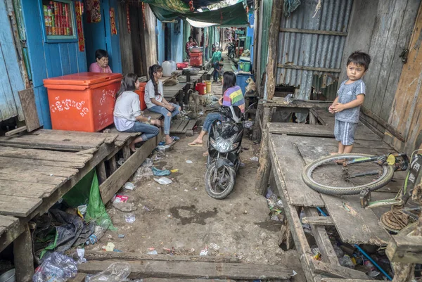 Sihanoukville, Kamboçya. 25 Şubat 2019 : Sihanoukville balıkçı Köyü'ndeki balıkçı evi veya evleri boyunca yaşayan insanların yaşam tarzının sahnesi.