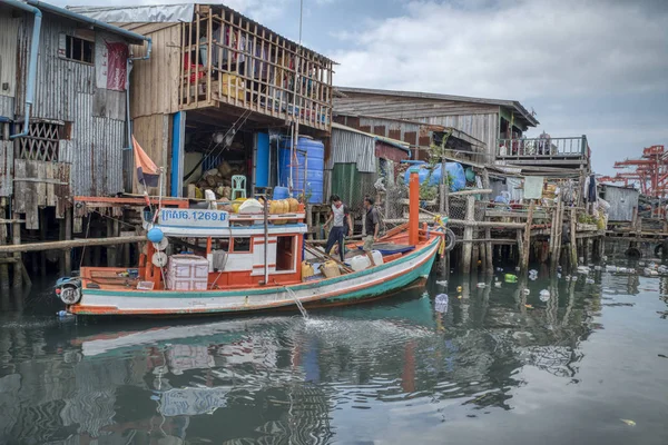 カンボジア シアヌークビル2019年2月26日 トムヌブ ロルク ロード漁港のドックに漁船が停泊する様子 — ストック写真