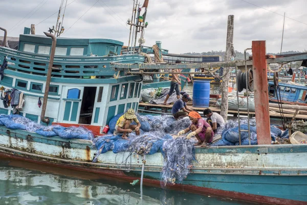 Sihanoukville Cambodia February 2019 Scene Fishermen Boat Clearing Fishes Caught — Stock Photo, Image