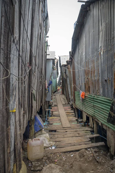 Sihanoukville, Kamboçya. 25 Şubat 2019 : Sihanoukville balıkçı Köyü'ndeki balıkçı evi veya evleri boyunca yaşayan insanların yaşam tarzının sahnesi.