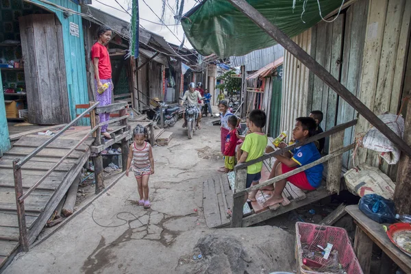 Sihanoukville Kamboçya Şubat 2019 Çocukların Ahşap Evlerinin Etrafında Dolandığı Dar — Stok fotoğraf