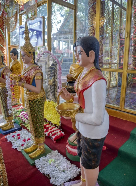 西哈努克城 柬埔寨 2019年2月27日 在小寺内室内向佛陀赠送礼物的不明神像 — 图库照片