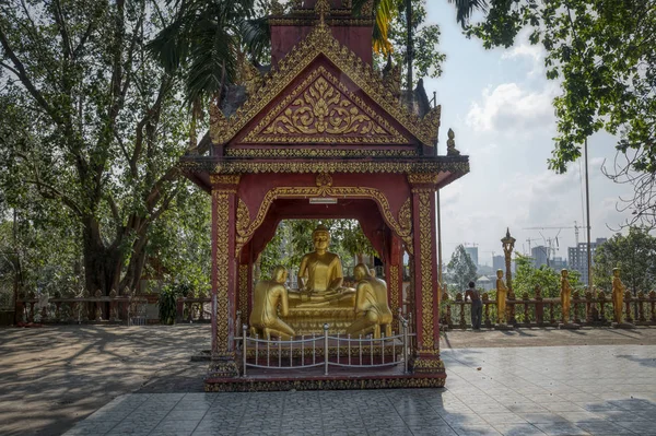 シアヌークビル カンボジア 2019年2月27日 ワット クロム寺院の信者像に囲まれた仏像 — ストック写真