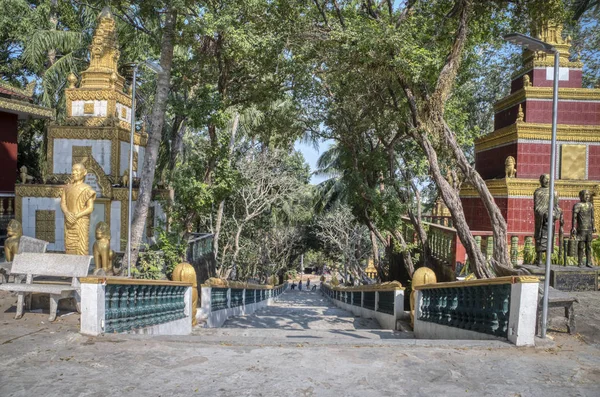 カンボジア シアヌークビル 2019年2月27日 ワット ルー寺院の入り口から下の長い散歩出口階段 — ストック写真