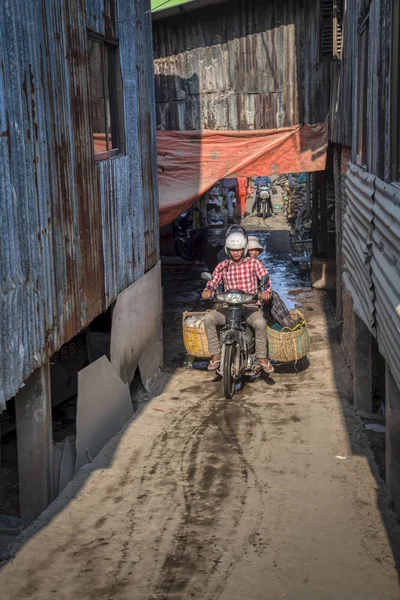 西哈努克城 柬埔寨 2019年2月25日 西哈努克城渔村渔民之家或房屋沿线居民的生活方式 — 图库照片