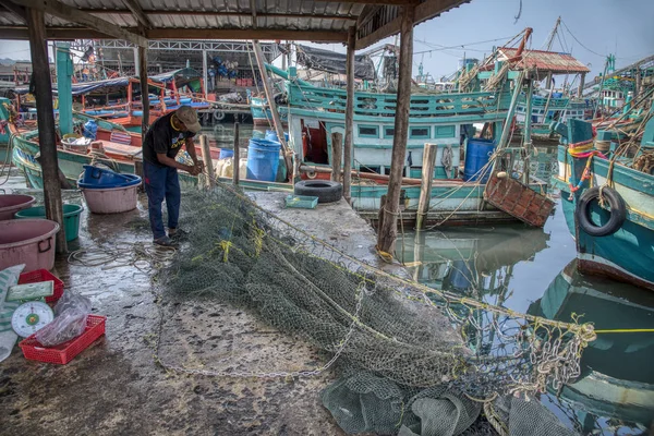 Sihanoukville Camboya Febrero 2019 Escena Del Pescador Reparando Red Pesca — Foto de Stock