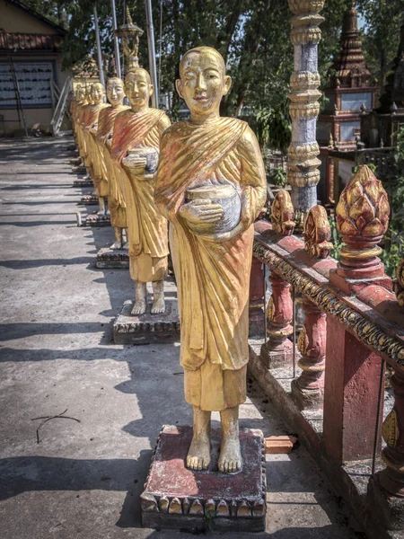 西哈努克城 柬埔寨 2019年2月27日 一排排佛像 僧侣们手拿碗站在克罗姆寺周围 — 图库照片