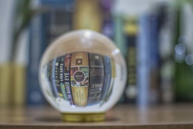 Perak, Malezya. Mayıs 8, 2019: Taman Mas ev mini kütüphanede masada kristal top aracılığıyla kitap bir satır görüntüleyin. 