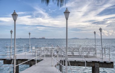 deniz kenarında yemek masası ve sandalyeler