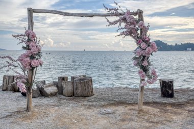 düğün kemeri törenden sonra plajda sol 