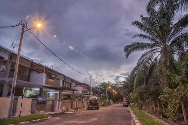 Perak, Malezya. Mayıs 12,2019: Permai konut sokakta gün doğumundan önce gökyüzünün güzel sabah sahnesi, Kampong Koh. 