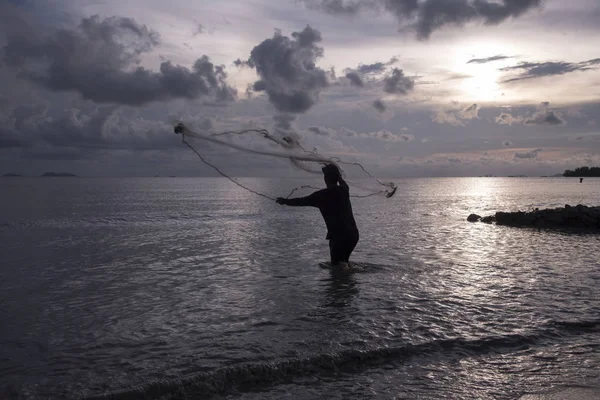 ペラク マレーシア 5月7 2019 満潮時に海辺の近くに立っているマレー人男性が タンジュン セパビーチでエビを捕まえようと海にネットを投げかける — ストック写真