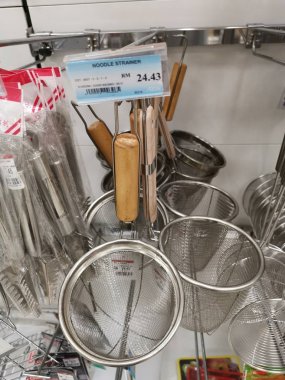 Perak, Malezya. Mayıs 23, 2019: Aeon Sri Manjung Süpermarket satılık raflar tarafından görüntülenen mutfak veya aşçılık gereçleri çeşitleri. 