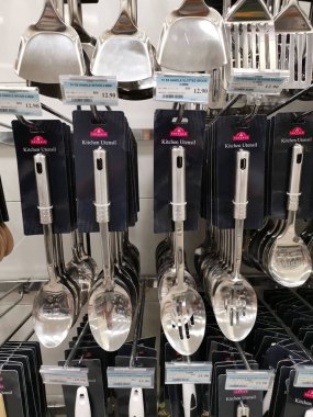 Perak, Malezya. Mayıs 23, 2019: Aeon Sri Manjung Süpermarket satılık raflar tarafından görüntülenen mutfak veya aşçılık gereçleri çeşitleri. 
