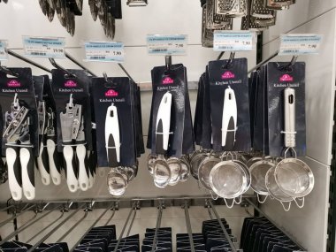 Perak, Malezya. Mayıs 23, 2019: Aeon Sri Manjung Süpermarket satılık raflar tarafından görüntülenen mutfak veya aşçılık gereçleri çeşitleri. 