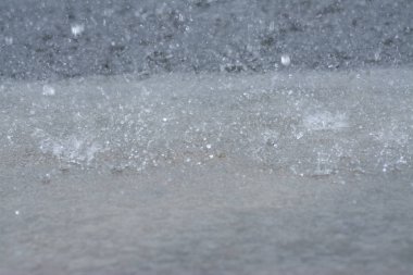 yol kenarında sağanak yağmur.