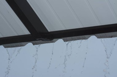 çatı tavanından sağanak yağmur.