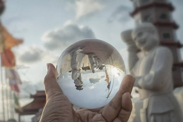 ペラク マレーシア 2019年5月18日 カンポンコのトゥアペクコン寺院周辺の水晶球を通して 建築法と中国の神々の構造を見る — ストック写真