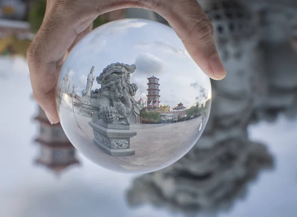佩拉克 马来西亚 2019年5月18日 通过磅岛图阿佩孔寺区周围的水晶球 查看中国神灵的建筑法规和结构 — 图库照片
