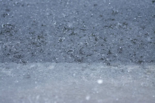 Forte Pioggia Che Piove Sul Ciglio Della Strada — Foto Stock