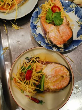 Etlerden sebzelere kadar lezzetli Çin buğulanmış veya kızarmış gıda çeşitleri