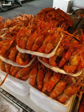 Satılık lezzetli kızarmış gevrek karides