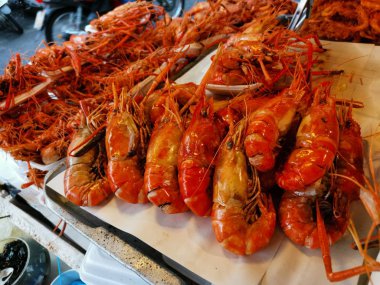 Satılık lezzetli kızarmış gevrek karides