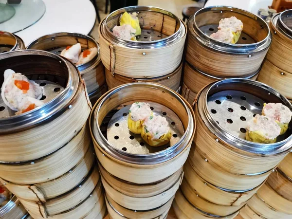 Odmiany Pysznego Chińskiego Parzona Lub Smażonego Dimsum Mięsa Warzyw — Zdjęcie stockowe