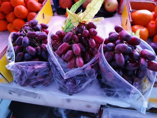 Sladké Fialové Červené Dlouhé Vinné Hrozny — Stock fotografie