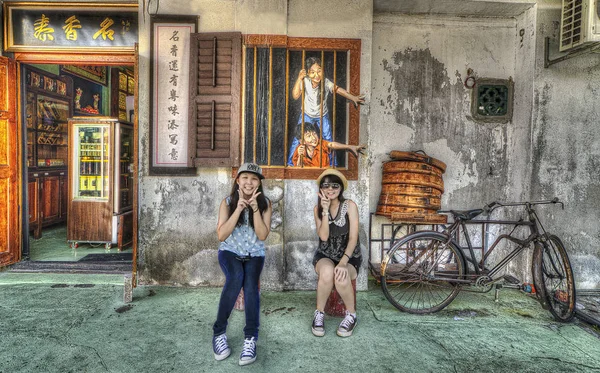ペナン壁画絵画通り ジョージタウンで楽しそうにポーズをとる2人の中国のティーンエイジャーの女の子 — ストック写真