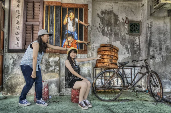 Zwei Chinesische Teenager Mädchen Posieren Glücklich Der Penang Wandmalerei Straße — Stockfoto