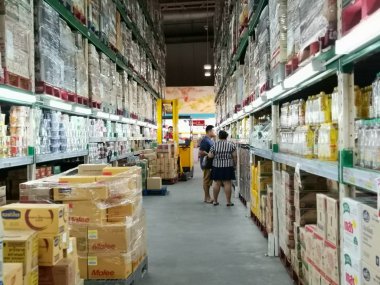 Hatyai, Tayland. 3 Haziran 2019: makro alışveriş merkezi 'nde satın almak için mal arayan raflarda dolaşan tanımlanamayan Asya müşterileri.