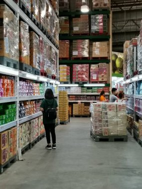 Hatyai, Tayland. 3 Haziran 2019: makro alışveriş merkezi 'nde satın almak için mal arayan raflarda dolaşan tanımlanamayan Asya müşterileri.