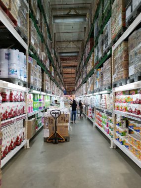 Hatyai, Tayland. 3 Haziran 2019: makro alışveriş merkezi 'nde satın almak için mal arayan raflarda dolaşan tanımlanamayan Asya müşterileri.