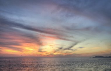 güzel günbatımı plajda geç akşam