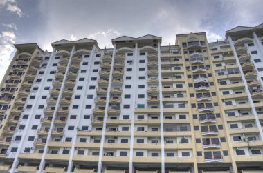 yukarı doğru yüksek bina condominium bakıyor