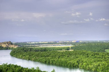 Yüksekten uzak denize veya manzaraya bakmak.