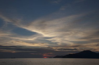 gün batımı veya gün doğumu sırasında plajda müthiş sahne