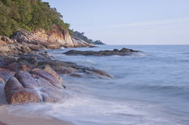 Bir zamanlar Teluk Batik'te duran kayalık plaj.